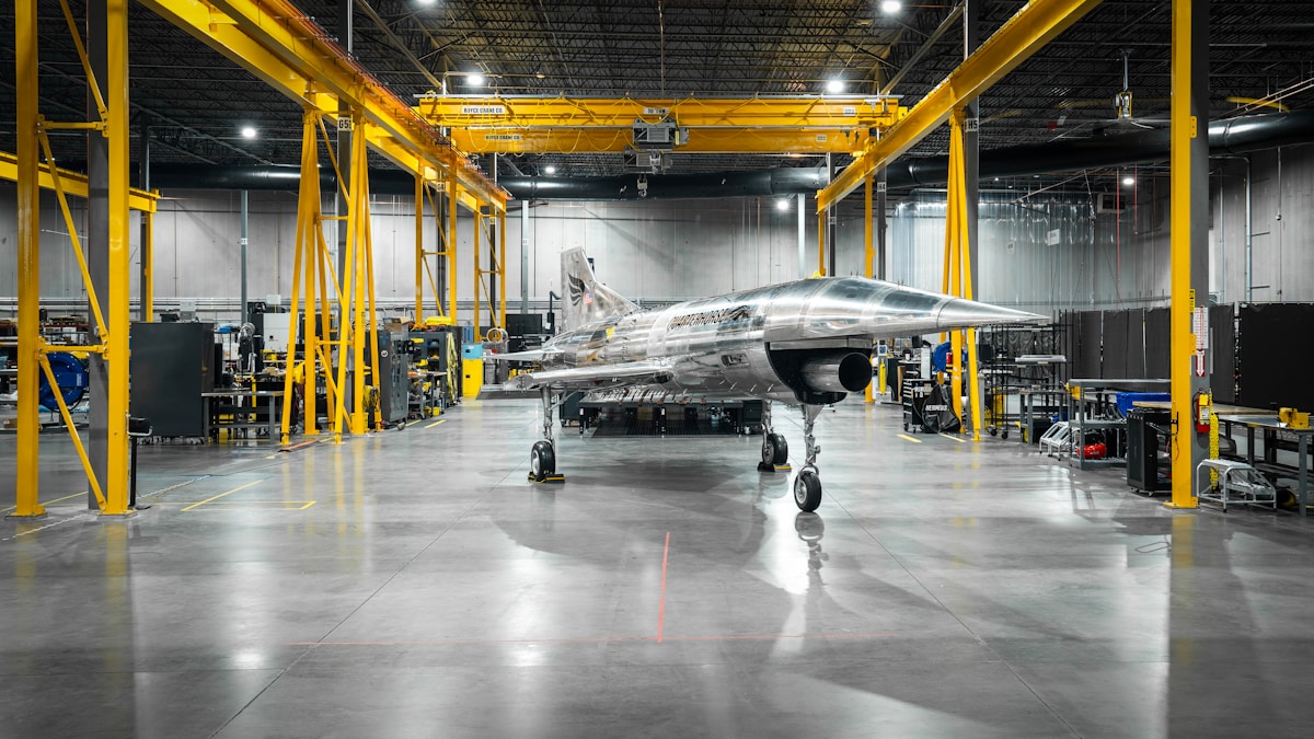 Spiegelglänzendes Flugzeug im Hangar
